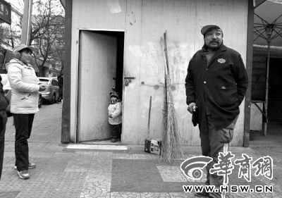 由于沒人照看，爸爸媽媽干活時(shí)帶著兩歲多的小韓靈  本報(bào)記者 董國(guó)梁 攝 