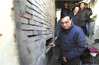昨天，李克強看望包頭北梁棚戶區(qū)居民。新華社發(fā)